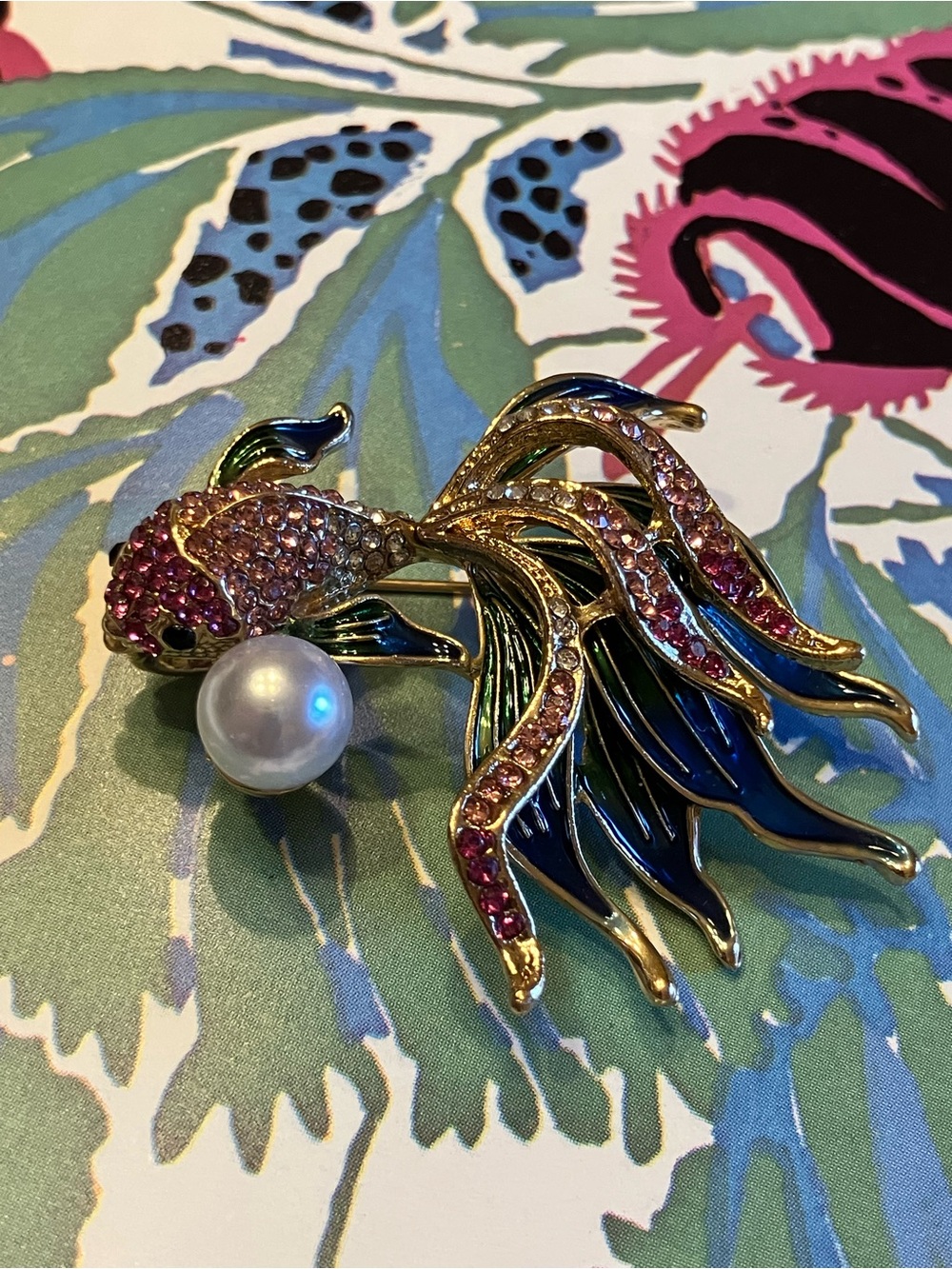 Pink Cubic Zirconia stone koi fish set in plated gold tone 2” brooch. - Picture 3 of 12